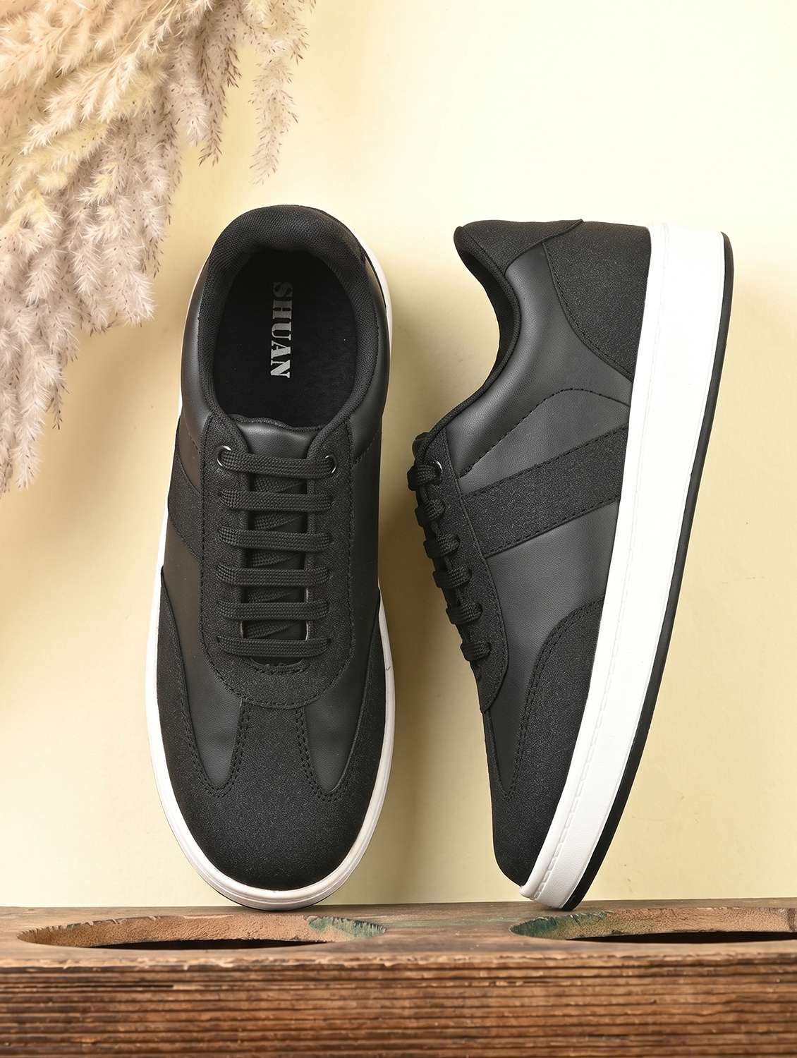 men black lace up sneaker