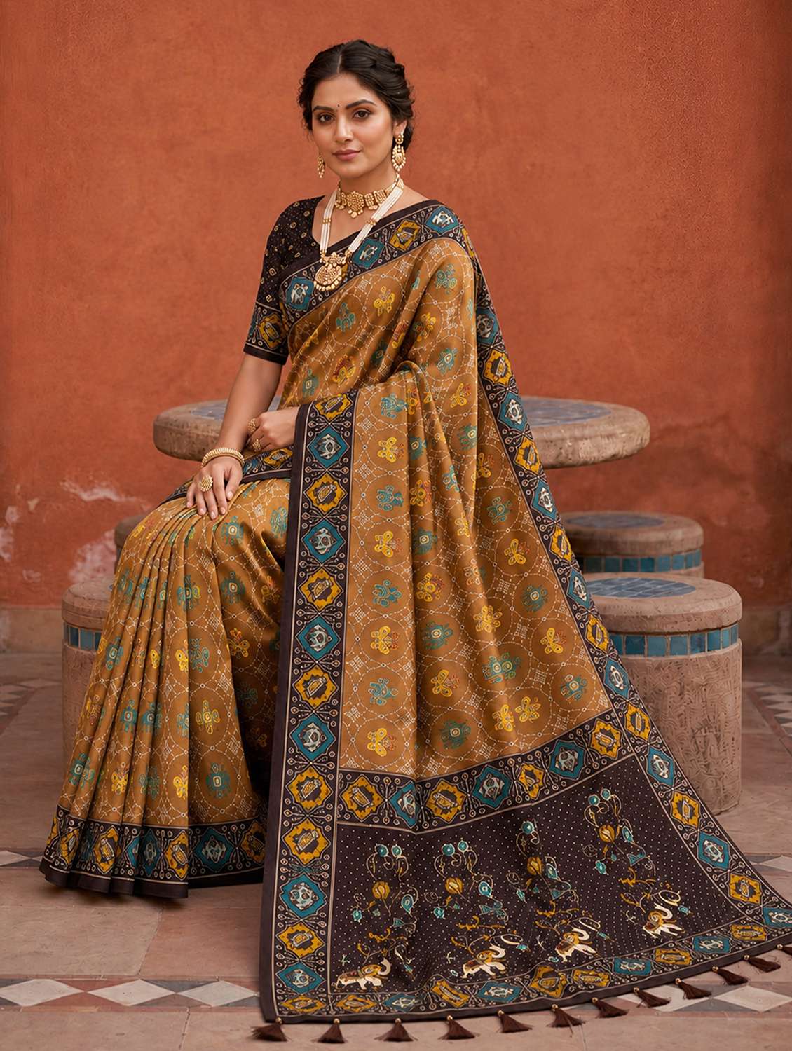 Women Self Design Patola Saree With Blouse - 22695384 -  Standard Image - 2
