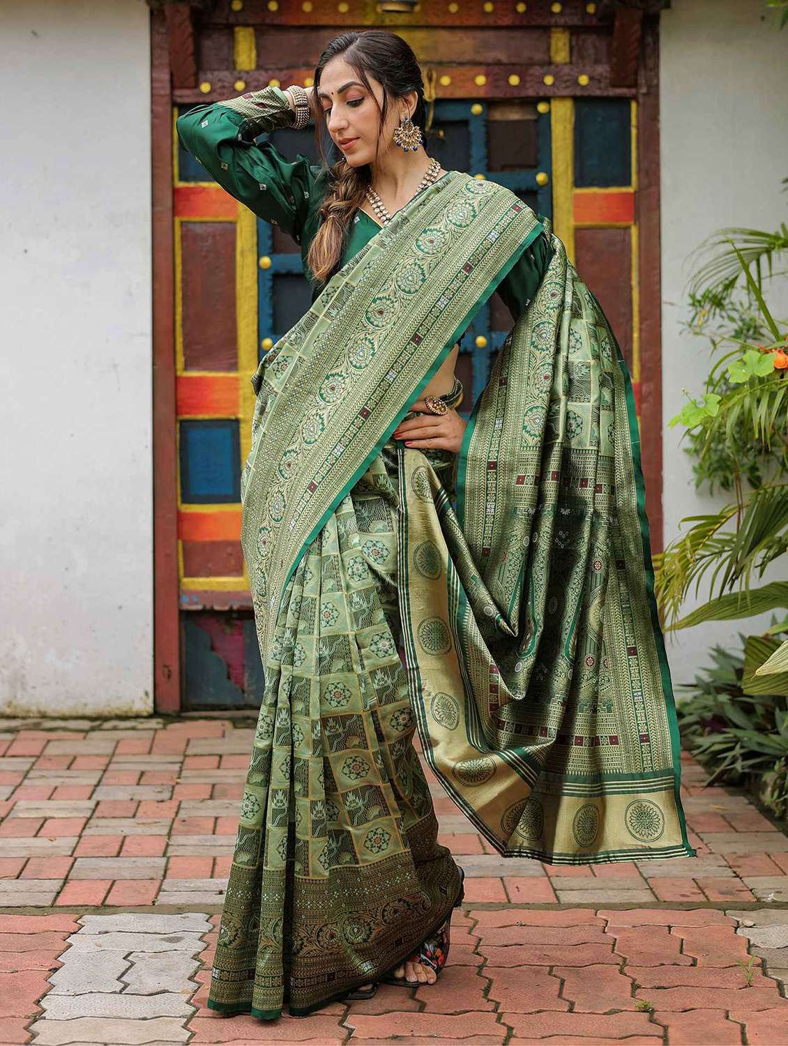 Women Self Design Banarasi Saree With Blouse - 22696876 -  Standard Image - 2