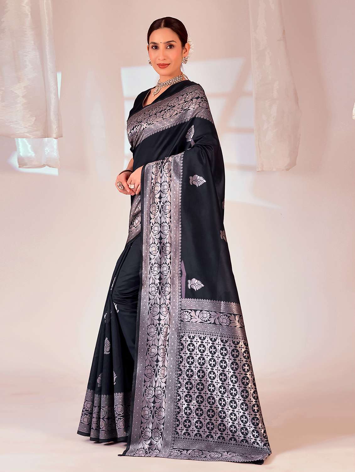 Women Self Design Bordered Saree With Blouse - 22700733 -  Standard Image - 2
