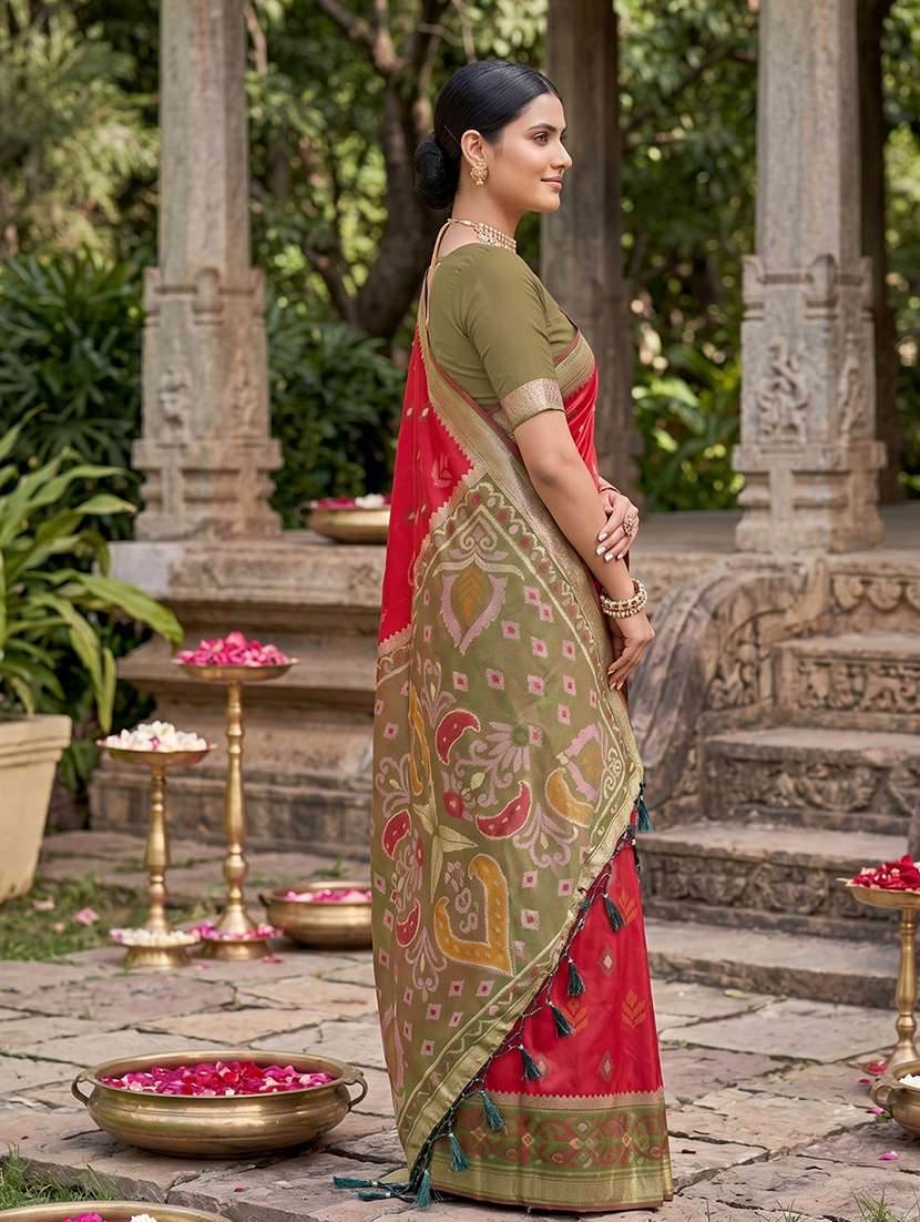Women Self Design Pochampalli Saree With Blouse - 22703471 -  Standard Image - 2