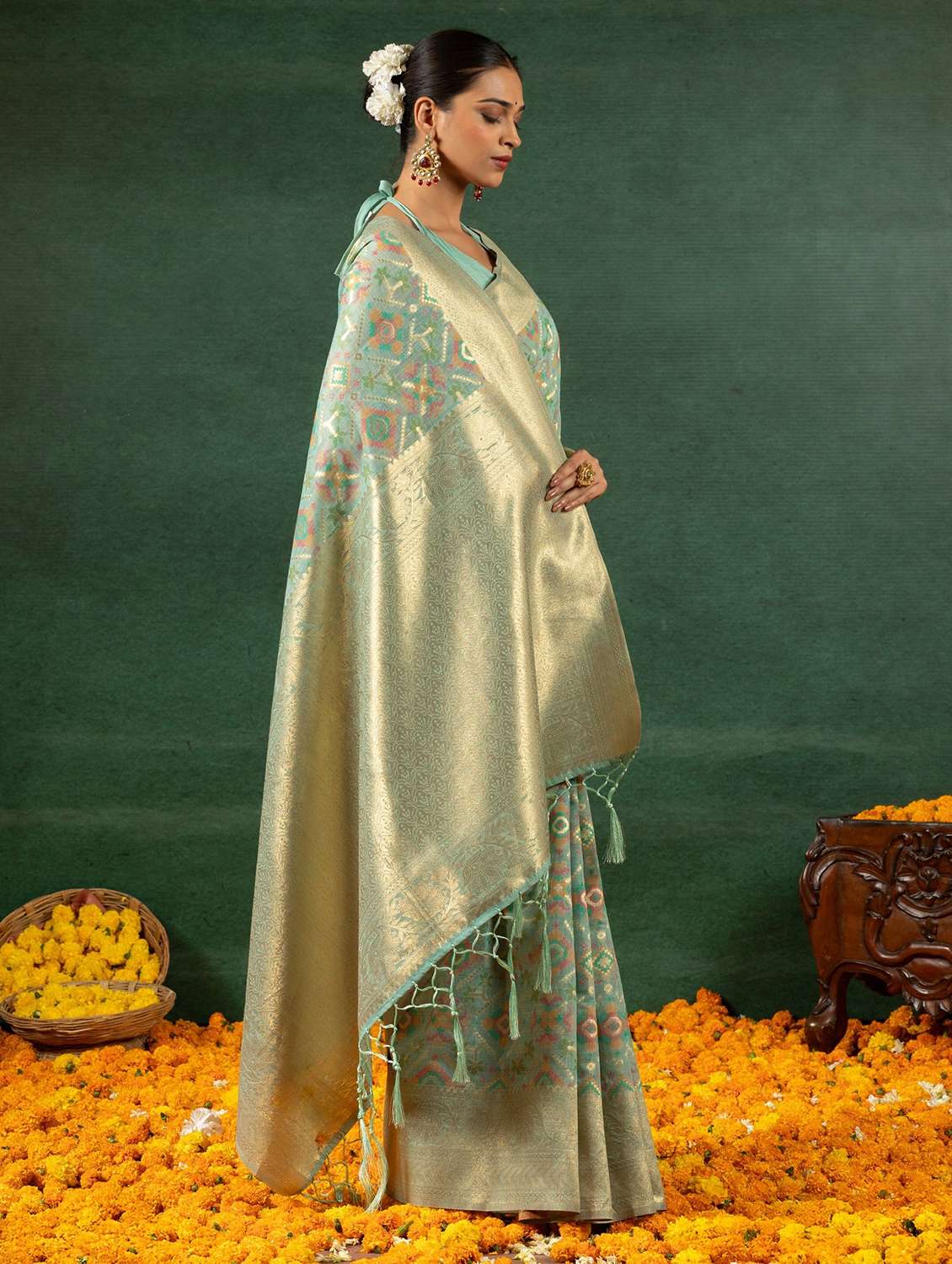 Women Self Design Handloom Saree With Blouse - 22704273 -  Standard Image - 2