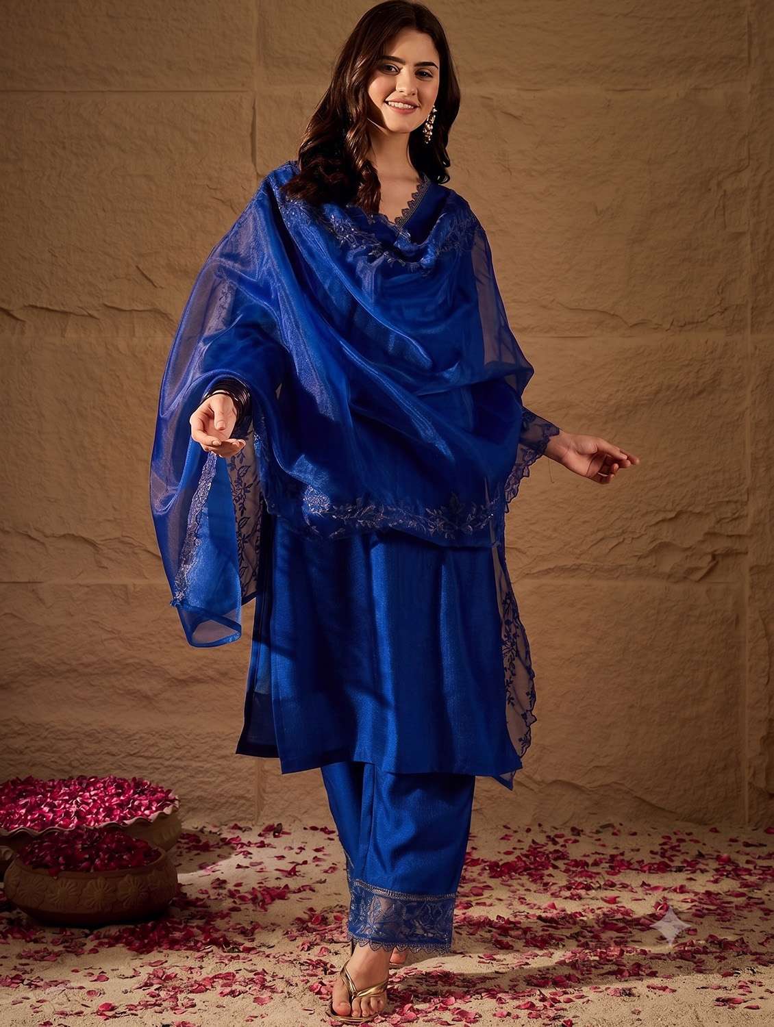 Women Solid Three Quarter Sleeves Kurta Pant Set With Dupatta - 22707368 -  Standard Image - 2