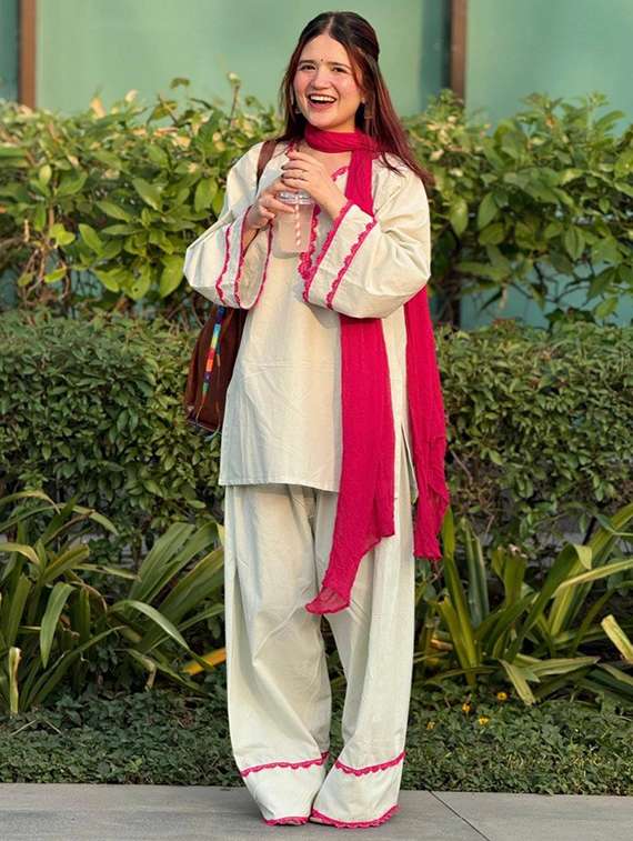 Women Solid Long Sleeves Kurta Farshi Salwar Set With Dupatta - 22722137 -  Standard Image - 2