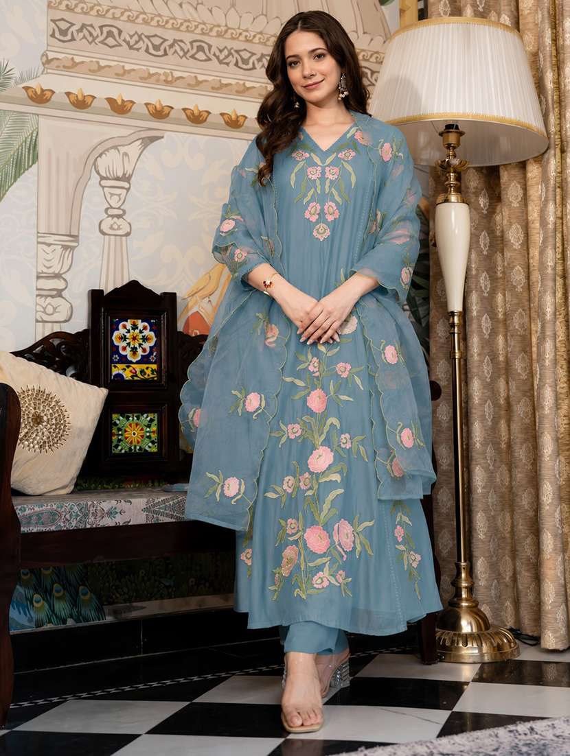 Women Embroidered Three Quarter Sleeves Kurta Pant Set With Dupatta - 22723148 -  Standard Image - 2
