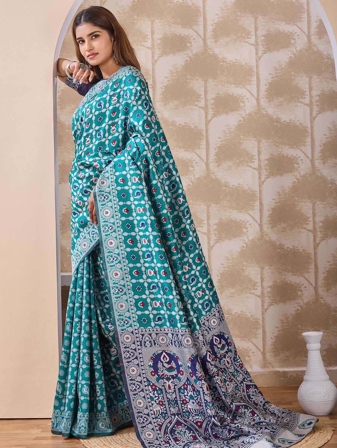 Women Self Design Banarasi Saree With Blouse - 22723232 -  Standard Image - 2