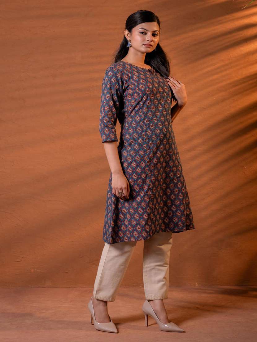 Women Printed Three Quarter Sleeves Straight Kurta - 22724861 -  Standard Image - 2