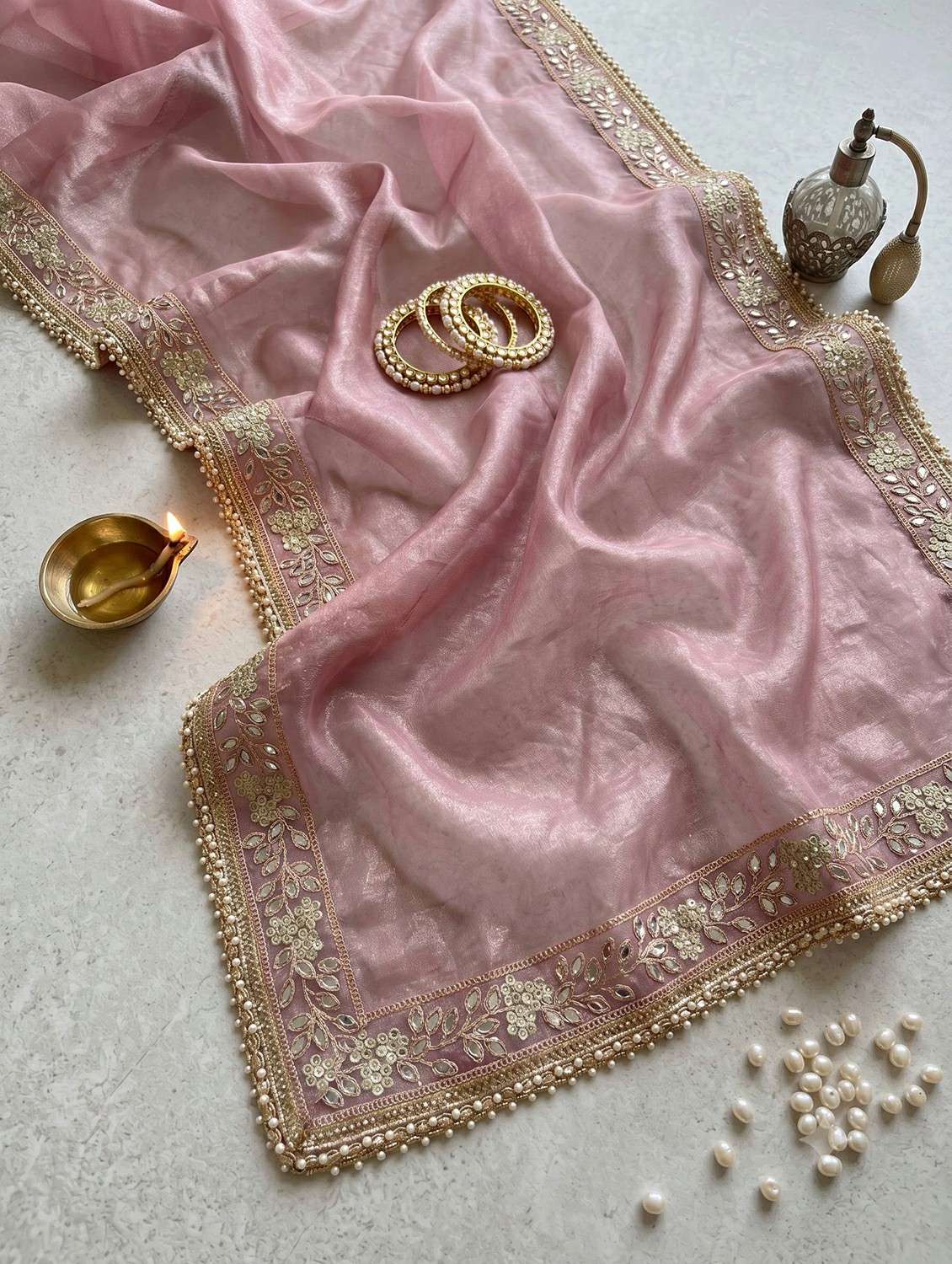 Women Solid With Bordered Saree With Blouse - 22727078 -  Standard Image - 2