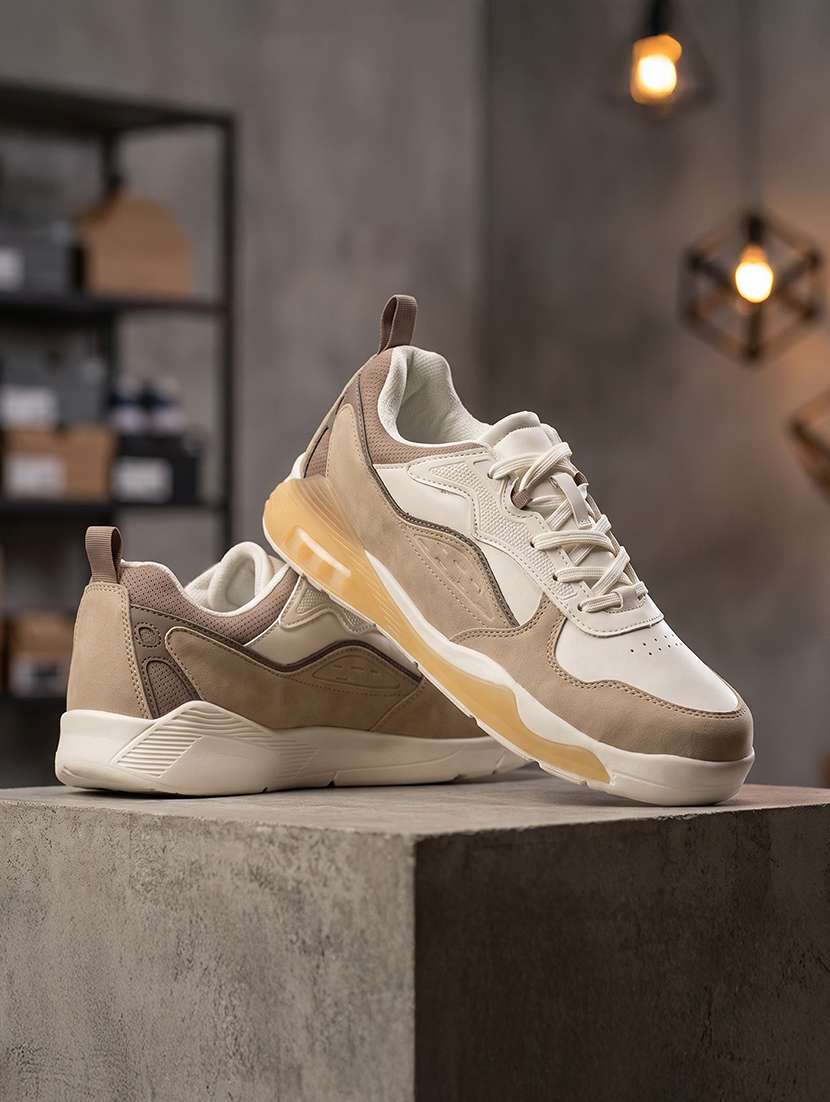 men beige lace up sneaker
