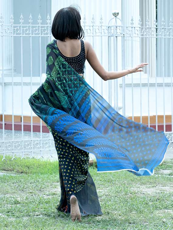 Women Printed Casual Wear Saree With Blouse - 22728831 -  Standard Image - 2