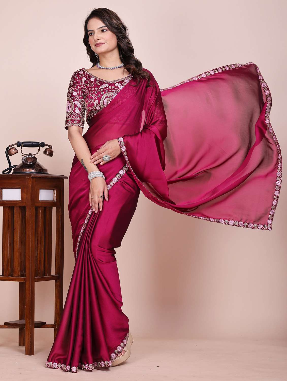 Women Solid With Bordered Saree With Blouse - 22729109 -  Standard Image - 2