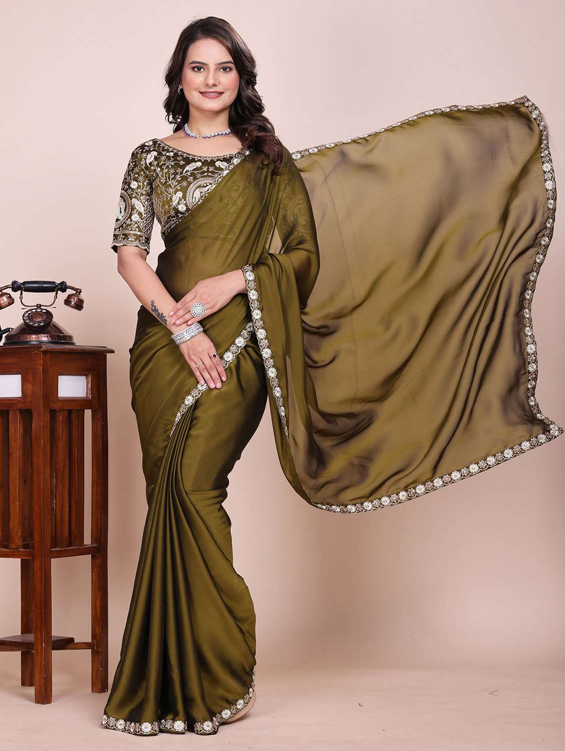 Women Solid With Bordered Saree With Blouse - 22729112 -  Standard Image - 2