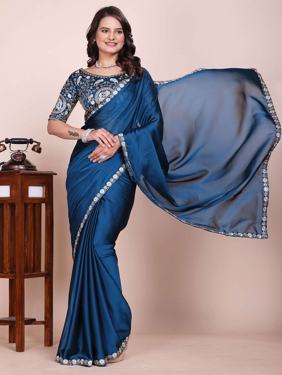 Women Solid With Bordered Saree With Blouse - 22729113 -  Standard Image - 2