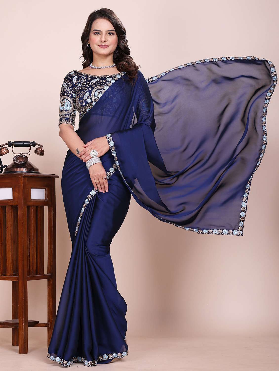 Women Solid With Bordered Saree With Blouse - 22729114 -  Standard Image - 2
