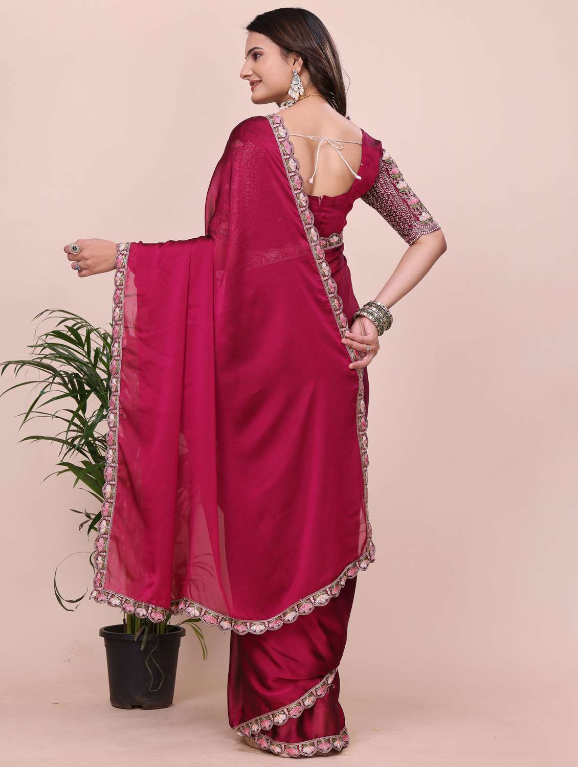 Women Solid With Bordered Saree With Blouse - 22729327 -  Standard Image - 2