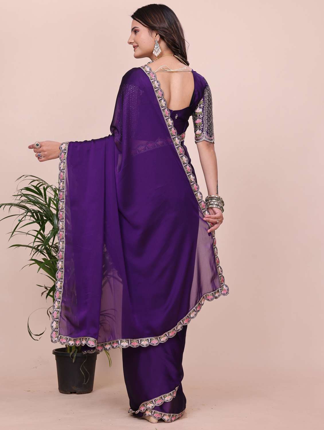 Women Solid With Bordered Saree With Blouse - 22729328 -  Standard Image - 2