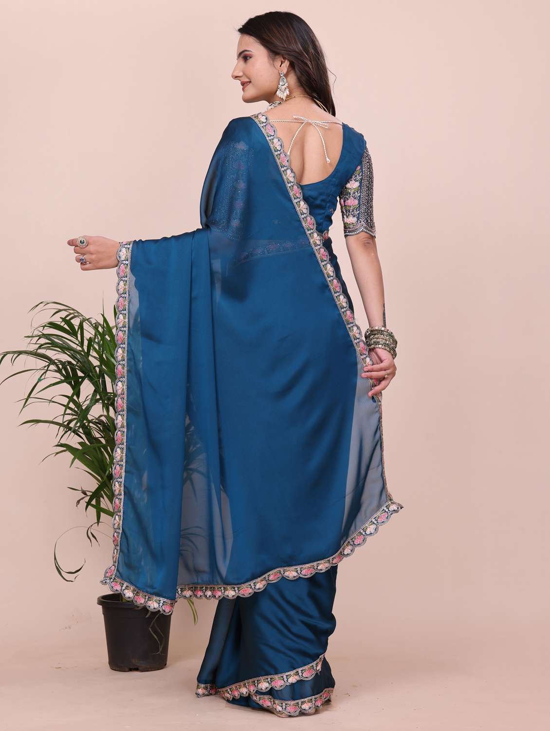 Women Solid With Bordered Saree With Blouse - 22729331 -  Standard Image - 2