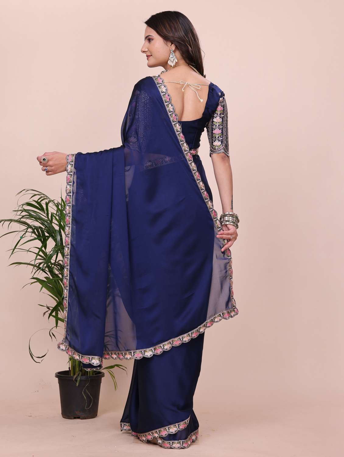 Women Solid With Bordered Saree With Blouse - 22729332 -  Standard Image - 2