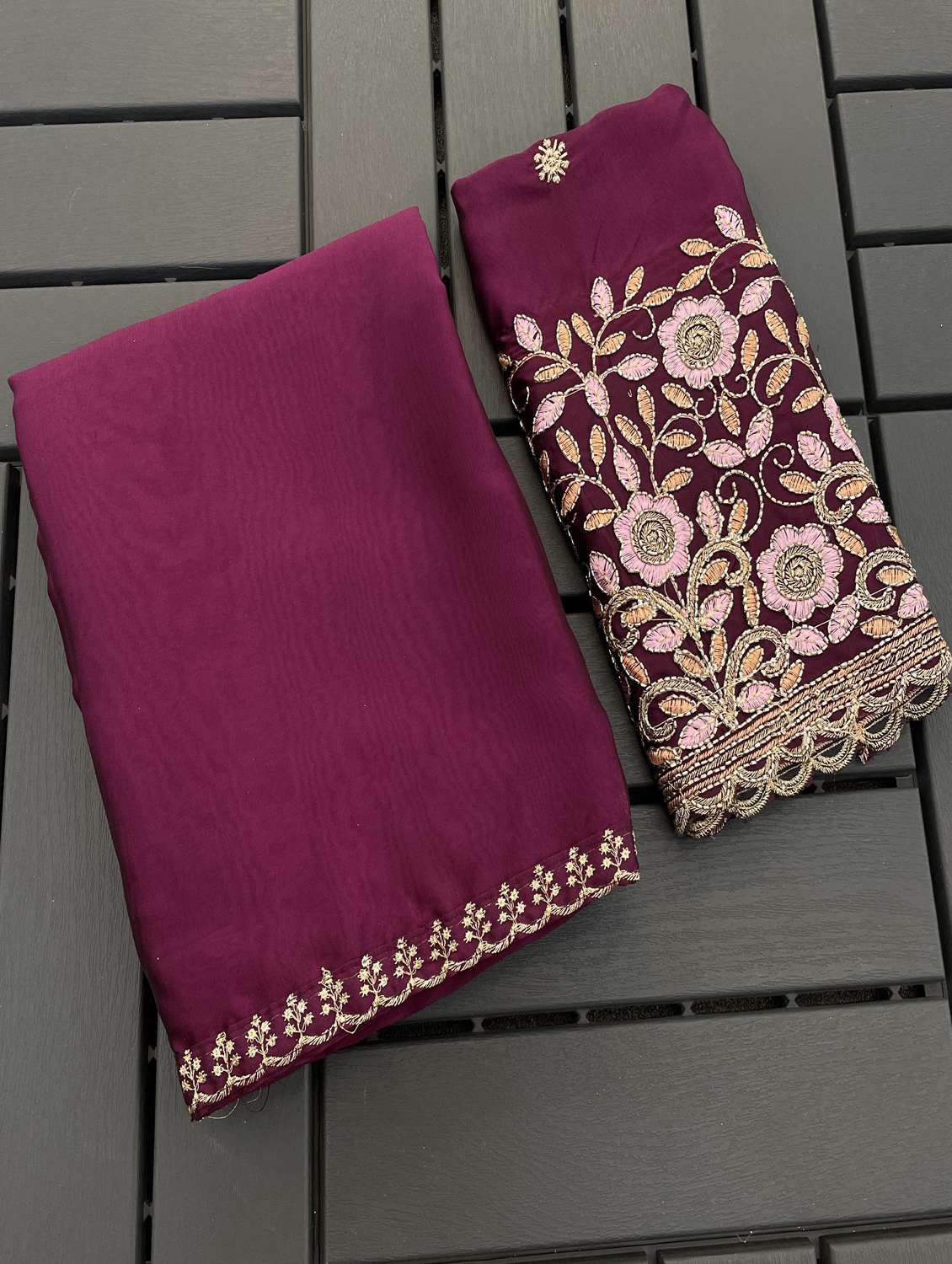 Women Solid With Bordered Saree With Blouse - 22729540 -  Standard Image - 2