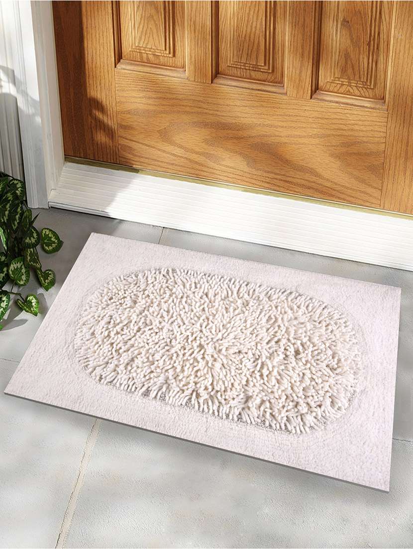 white scrambled oval bath rug